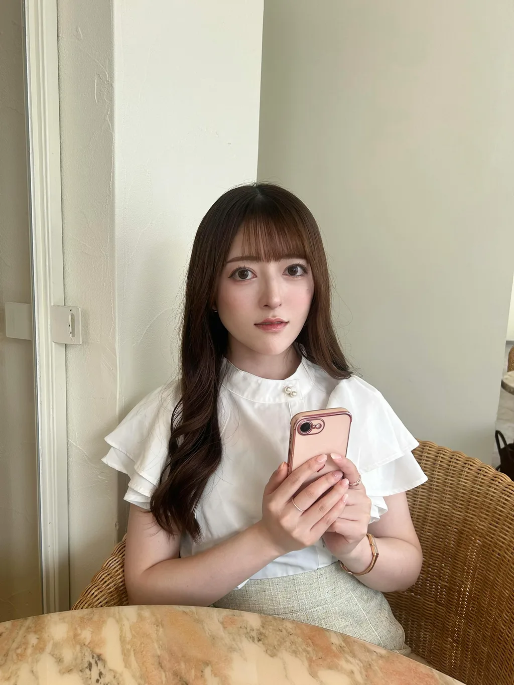 鹿目ろあの公開ポートレート写真