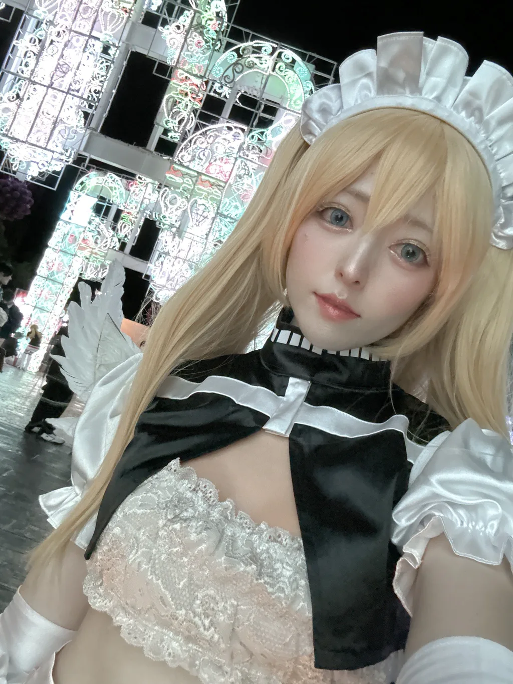 メイド服姿のリリエルを演じる鹿目ろあ