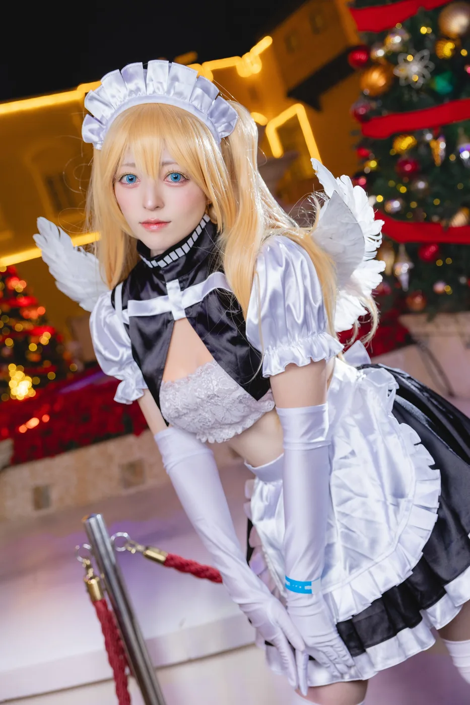 メイド服姿のリリエルを演じる鹿目ろあ
